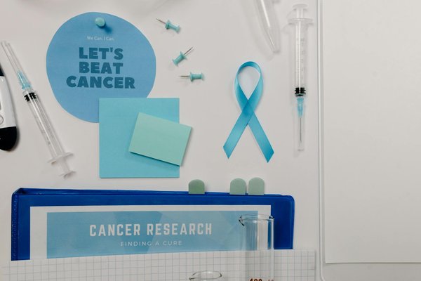 Acouphènes chez les personnes âgées : Pourquoi le soutien de la famille et des amis est essentiel